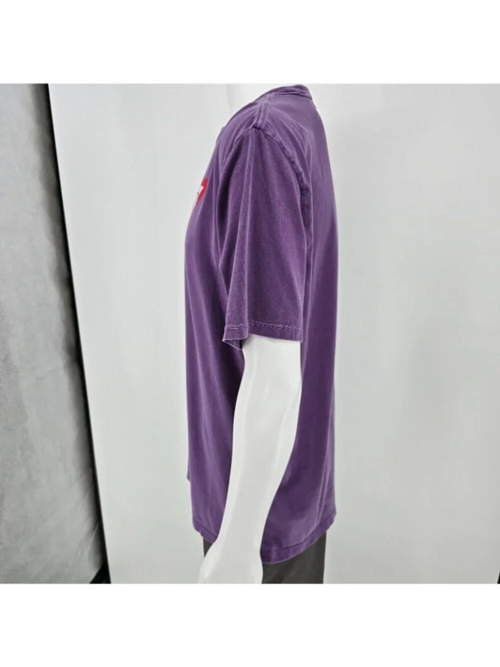 Y2K 2000s Guess Jeans Distressed Triangle Logo Purple Graphic T-Shirt (Medium) - Picture 8 of 14